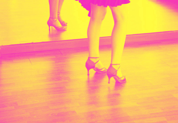 Γυναικείου χορού salsa χορεύτρια εκπαιδευτή γυναίκα χορεύει στη Σχολή πρόβα - Φωτογραφία, εικόνα