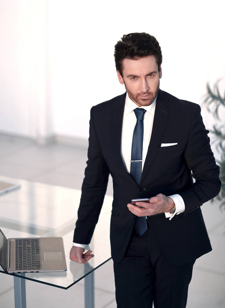 уверенный бизнесмен, стоящий в офисе - Фото, изображение