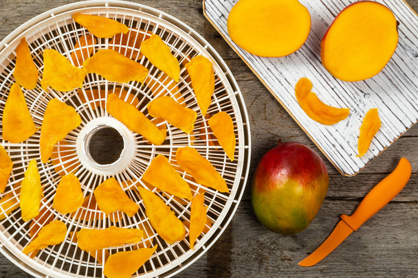 Fruta de Mango Seca hecha con Deshidratador. Enfoque selectivo
. - Foto, Imagen