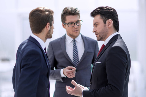 tres empresarios serios discutiendo los problemas
 - Foto, imagen