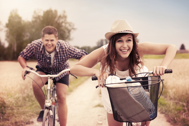 casal de corrida em bicicletas
 - Foto, Imagem