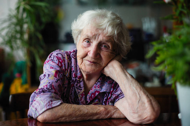 Συνταξιούχος ηλικιωμένη γυναίκα στο δωμάτιο πορτρέτο. - Φωτογραφία, εικόνα