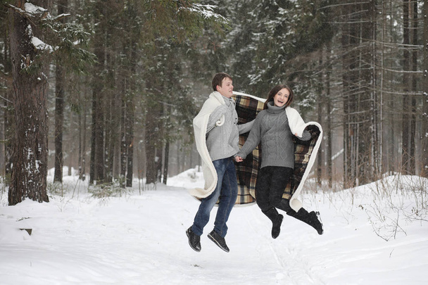paire d'amoureux sur une date après-midi d'hiver dans un blizzard de neige
 - Photo, image