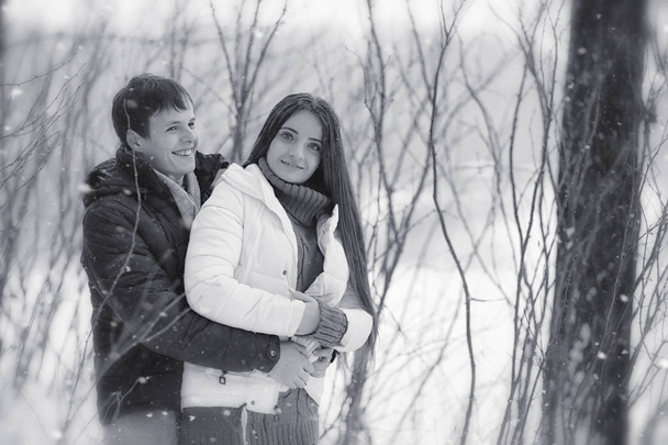 Una pareja cariñosa en un paseo de invierno. Hombre y mujer en una cita en el
 - Foto, Imagen