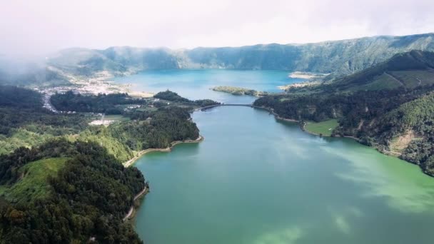 Vista aérea de Lagoa Verde y Lagoa Azul - lagos en cráteres volcánicos de Sete Cidades en la isla de San Miguel, Azores, Portugal
. - Metraje, vídeo