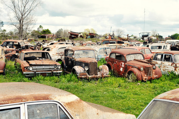 Voiture cimetière, vieille voiture abandonnée dans le garage. Style rétro et vintage
 - Photo, image