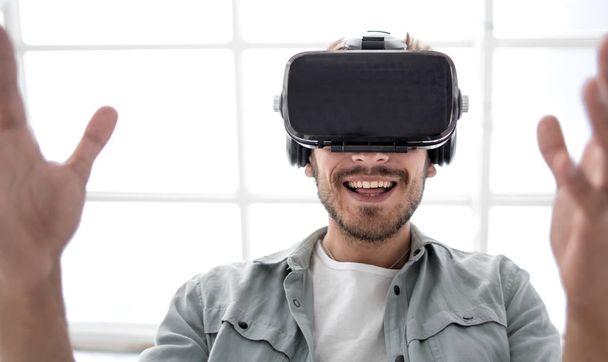 VR headset for business experience, curious man - Foto, afbeelding