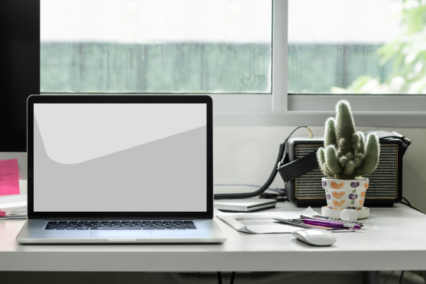 prázdná obrazovka laptop na pracovní stůl s ořezovou cestou - Fotografie, Obrázek