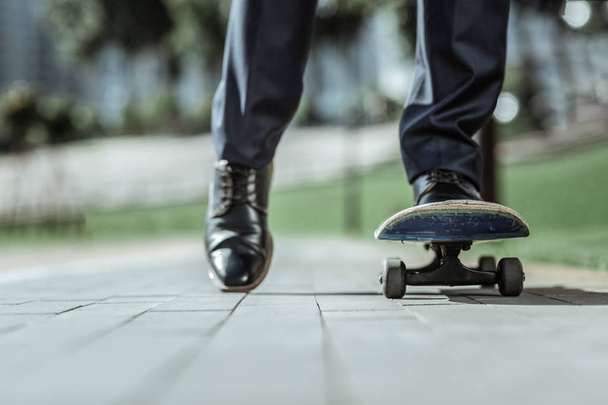 Energetic active man improving skills on skateboard - Zdjęcie, obraz