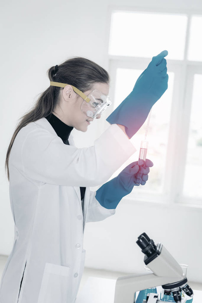Retrato de científico investigador en sala de laboratorio., Ciencia, química, tecnología, concepto de biología
. - Foto, Imagen