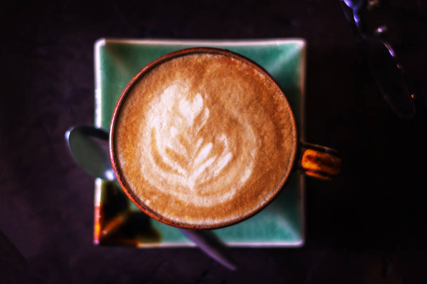 Мягкий акцент на чашку кофе капучино, кофе на заднем плане - винтажный процесс изображения
 - Фото, изображение