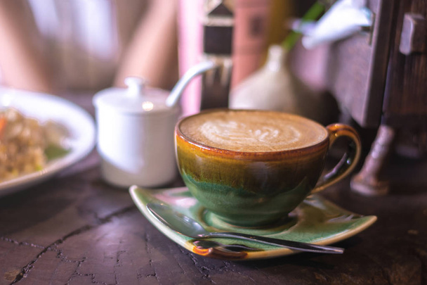 Enfoque suave en la taza de café capuchino, café para el fondo - imagen de proceso de efecto vintage
 - Foto, Imagen
