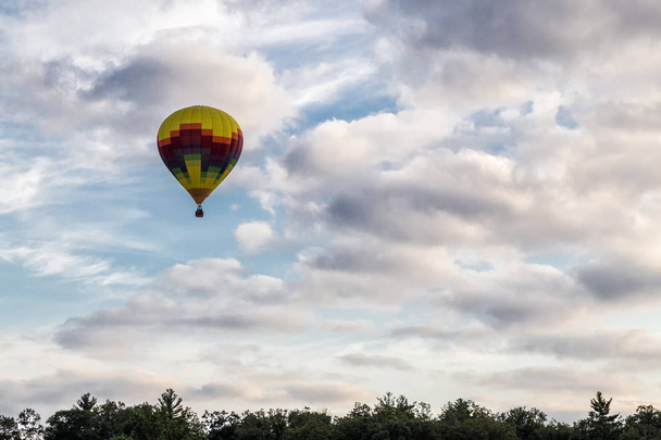Horkovzdušný balón po obloze - Fotografie, Obrázek