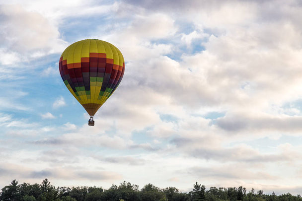 De hete luchtballon over de hemel - Foto, afbeelding