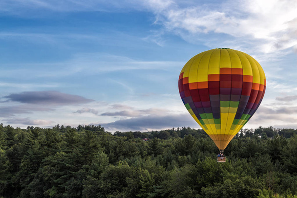 Horkovzdušný balón po obloze - Fotografie, Obrázek