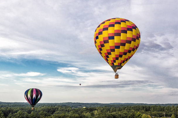 O balão de ar quente sobre o céu
 - Foto, Imagem