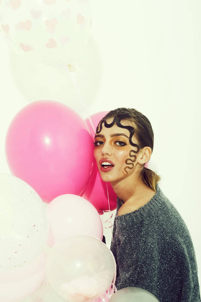 Pretty girl with party balloons - Foto, afbeelding