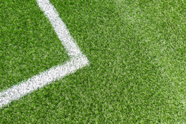 Campo de esportes de futebol de grama artificial sintética verde com linha de listra de canto branco
 - Foto, Imagem