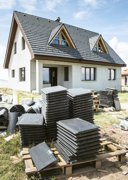 Laying roof tiles on new build house - Foto, afbeelding