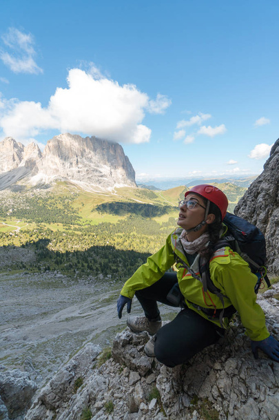 nuori houkutteleva nainen vuorikiipeilijä Dolomites Italian upeat näkymät
 - Valokuva, kuva