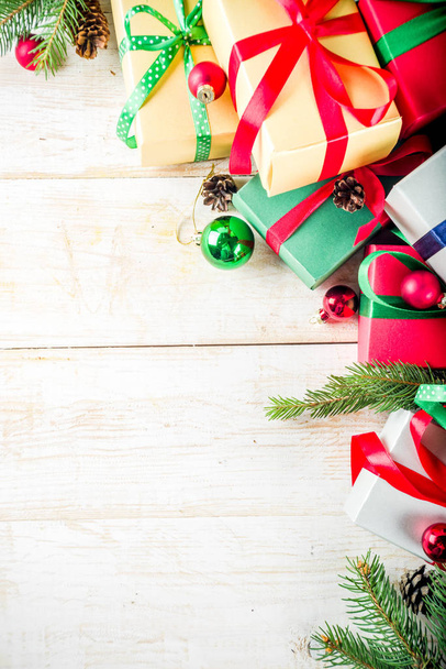 Weihnachten festlichen Hintergrund mit Dekorationen und bunten Geschenkboxen auf Holzbrett - Foto, Bild