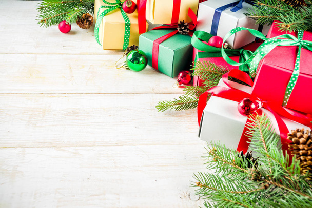 Natale sfondo festivo con decorazioni e scatole regalo colorate su tavola di legno
 - Foto, immagini
