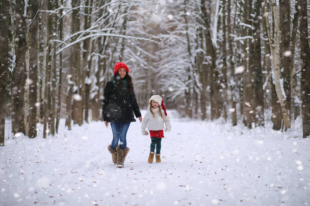 Zimní pohádka, mladá matka a její dcera jezdit na saních - Fotografie, Obrázek