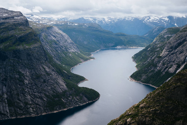Jezioro Ringedalsvatnet. Widok z Trolltunga Urwisko, Norwegia - Zdjęcie, obraz