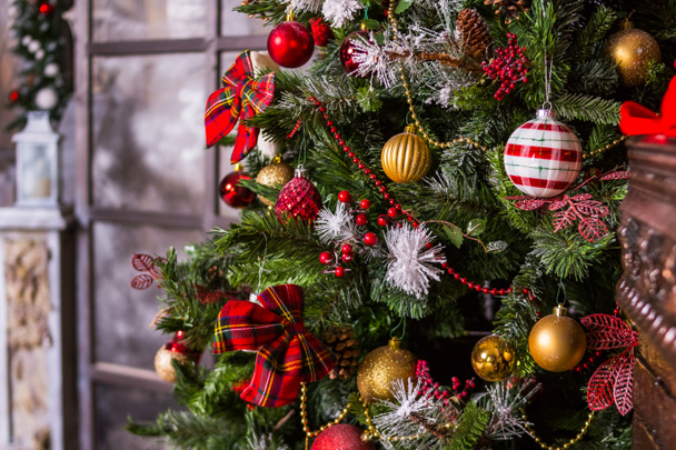 Mutlu Noeller ve mutlu tatiller. Noel için dekore edilmiş güzel bir oturma odası. Noel ağacıyla süslenmiş bir ev. Güzel süsler ve beyaz parlak ışıklar.. - Fotoğraf, Görsel