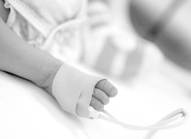 Новорожденный ребенок в больнице. - Фото, изображение