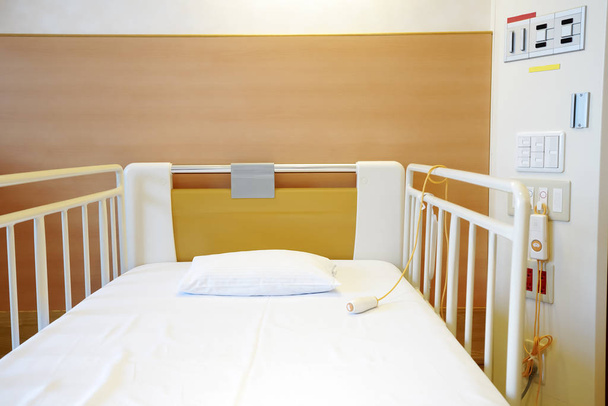 Habitación del hospital con cama vacía y equipo médico en un hospital
  - Foto, imagen