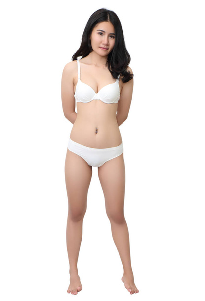 hermosa joven asiática mujer en bikini blanco y fondo blanco
 - Foto, imagen