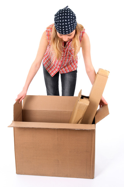 jonge vrouw op zoek naar een open doos - Foto, afbeelding