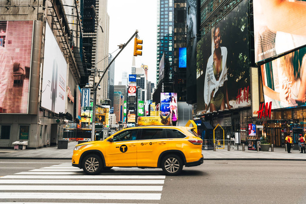 黄色のタクシーでタイムズ ・ スクエアの風光明媚なビュー - 写真・画像