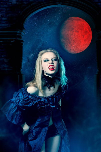 Aggressiivinen vampyyri nainen katselee kameraa
 - Valokuva, kuva
