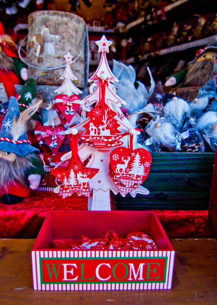 κόκκινες και άσπρες διακοσμήσεις Χριστουγέννων με άλκες, δέντρα, καρδιές και αστέρια, χειροποίητο από τεχνίτες στο βουνό - Φωτογραφία, εικόνα