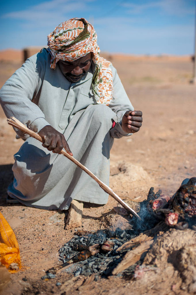 Lampaan pää, hiiltynyt tulessa, lampaan pää aamiaiseksi tai lounaaksi on erittäin suosittu ruokalaji Marokossa.
 - Valokuva, kuva