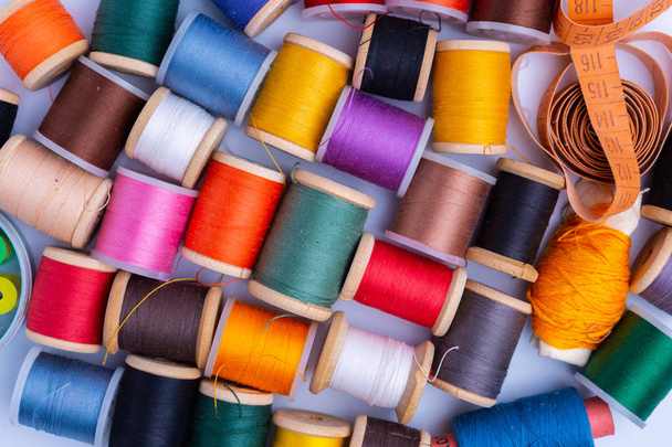 Background Spool of sewing threads colorful sort - Foto, Bild