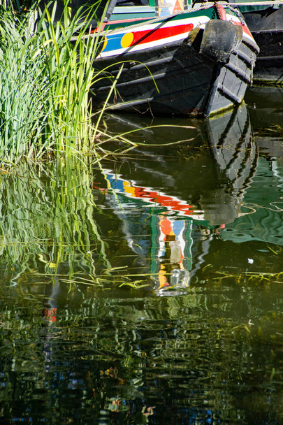 運河、その係留ザ マルティングス係留ハートフォードシャーのソウブリッジワースで川 Stort に夏の日にボートは狭い、反映されますか. - 写真・画像