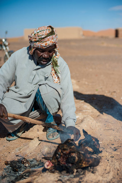 Une tête de mouton, carbonisée sur un feu, tête de mouton pour le petit déjeuner ou le déjeuner est un plat très populaire au Maroc
 - Photo, image