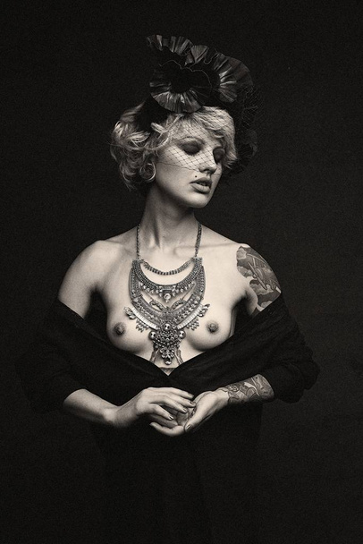 Hermoso Retrato de mujer con tatuaje y tocado
 - Foto, imagen