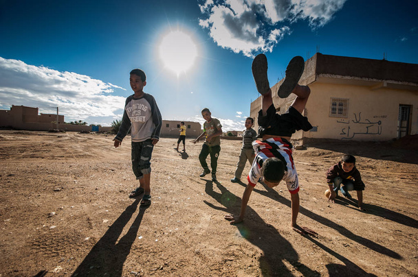 Lapset pelaa Merzouga, Mosrocco
 - Valokuva, kuva