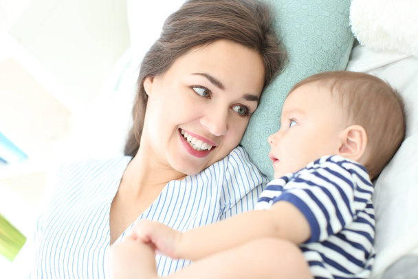 Milující matka s dítětem v ergo carrier doma - Fotografie, Obrázek