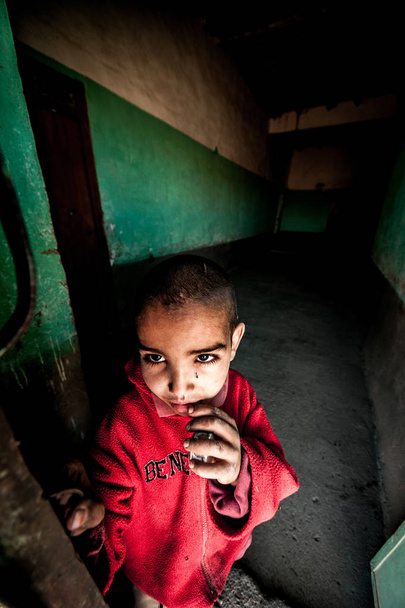 Portrait d'un petit garçon devant sa maison à Merzouga, Maroc
 - Photo, image