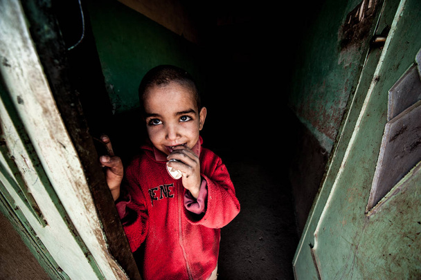 Retrato de un niño pequeño frente a su casa en Merzouga, Marruecos
 - Foto, Imagen