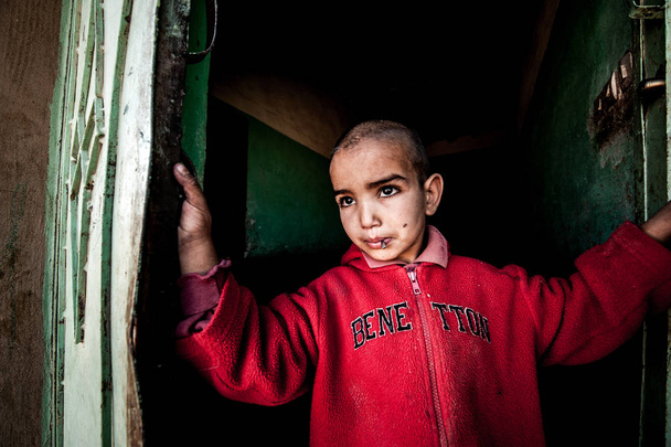 Retrato de un niño pequeño frente a su casa en Merzouga, Marruecos
 - Foto, Imagen