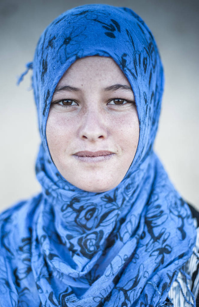 Portret młodej kobiety w pobliżu Merzouga, Maroko - Zdjęcie, obraz