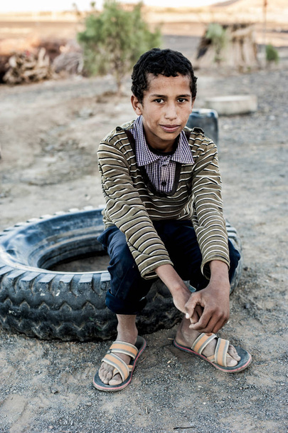 メルズーガ、モロッコの近くに少年の肖像画 - 写真・画像