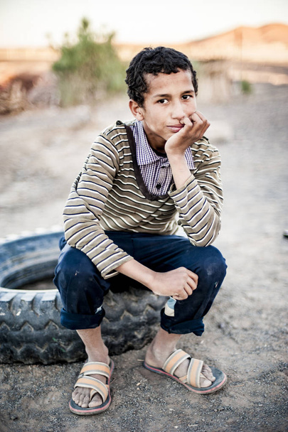 Retrato de un niño cerca de Merzouga, Marruecos
 - Foto, imagen