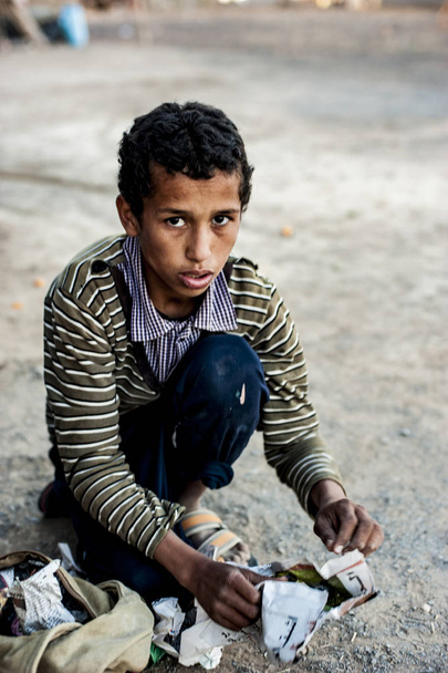 Хлопчик хлопчик продає ювелірні вироби ручної роботи поблизу Merzouga, Марокко - Фото, зображення